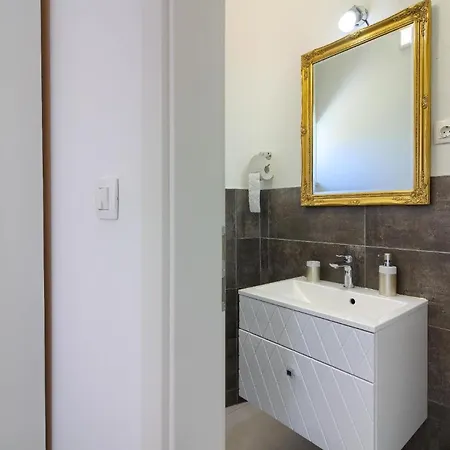 Mit Privatpool Fuer 6 Personen Ca 100 Qm In Medulin, Istrien Suedkueste Von Istrien Holiday home